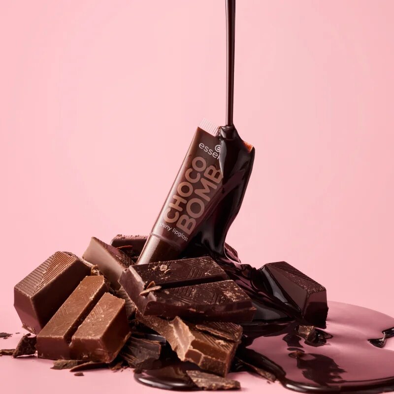 essence Choco Bomb třpytivý lesk na rty 10 ml