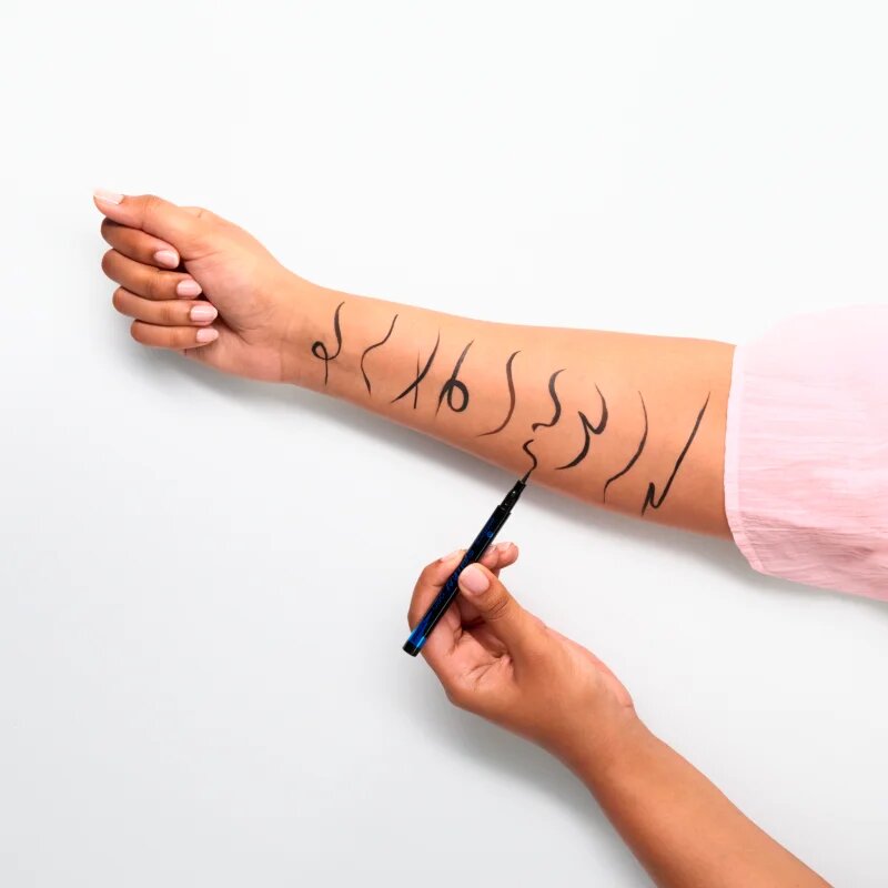 essence Eyeliner Pen voděodolná oční linka odstín 01 Black 1 ml
