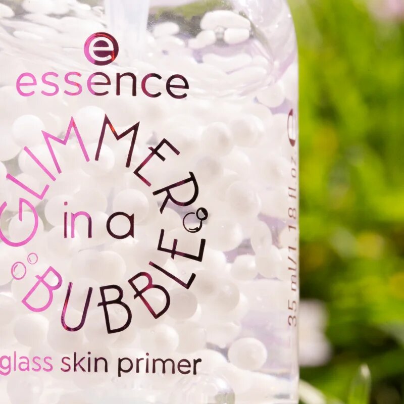 essence GLIMMER IN A BUBBLE tekutá podkladová báze pro zářivý vzhled pleti odstín 01 Bubble Glaze 35 ml