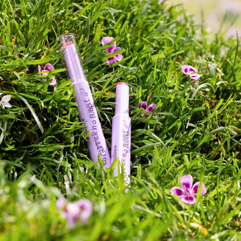 essence GLIMMER IN A BUBBLE tónující balzám na rty s gelovou texturou odstín 01 Chasing Bubbles 1.6 g