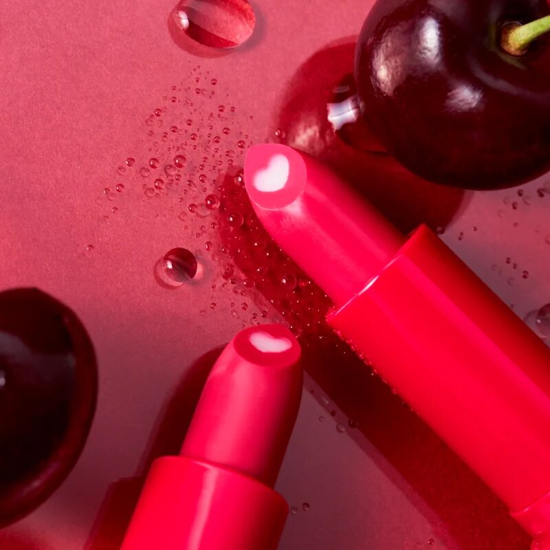 essence HEART CORE balzám na rty odstín 01 Cherry 3 g