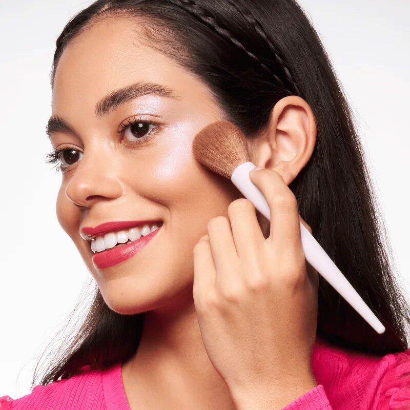 essence It's glow time štětec na tvářenku konturování a rozjasňovač 1 ks