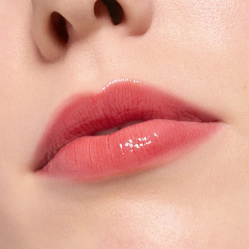 essence Juicy Bomb lesk na rty se zvětšujícím efektem odstín 05 Soft Apricot 2.6 ml