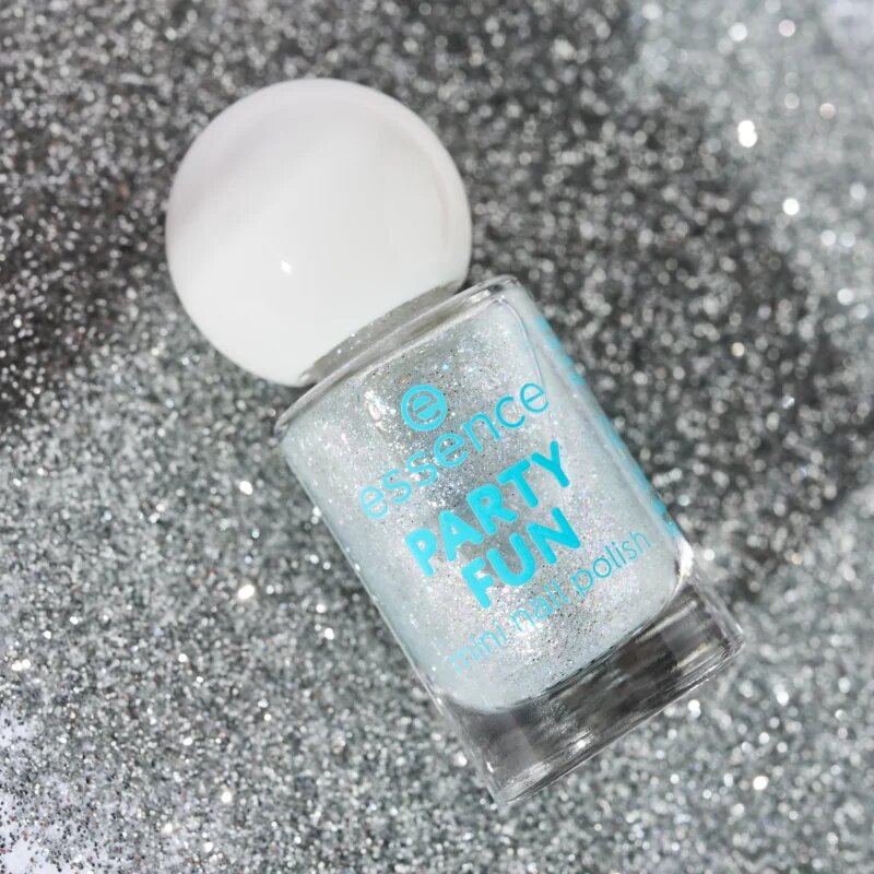 essence PARTY FUN lak na nehty s holografickým efektem se třpytkami odstín 20 5 ml