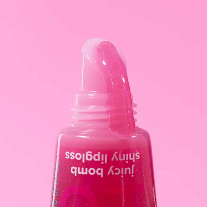 essence Say It With Juicy Hello Cutie! třpytivý lesk na rty odstín 02 Witty Watermelon 10 ml