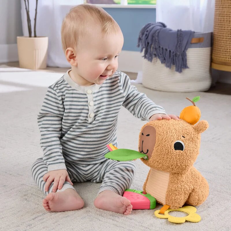 Fisher-Price Snuggly Snacky Capy plyšová hračka s chrastítkem 1 ks