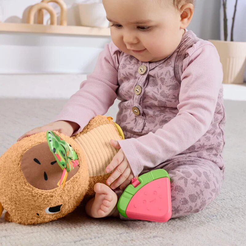 Fisher-Price Snuggly Snacky Capy plyšová hračka s chrastítkem 1 ks