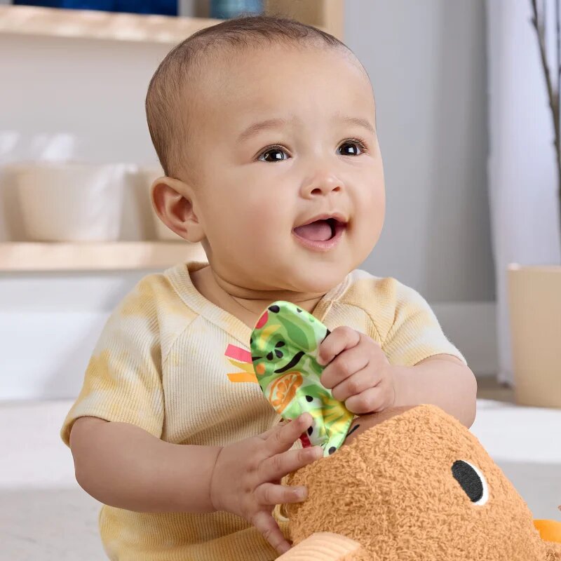 Fisher-Price Snuggly Snacky Capy plyšová hračka s chrastítkem 1 ks