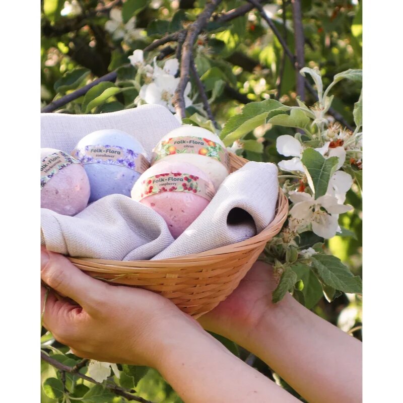 Folk & Flora Blackcurrant koupelová bomba s osvěžujícím účinkem 130 g