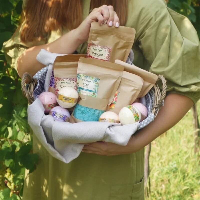 Folk & Flora Citrus koupelová bomba s osvěžujícím účinkem 130 g