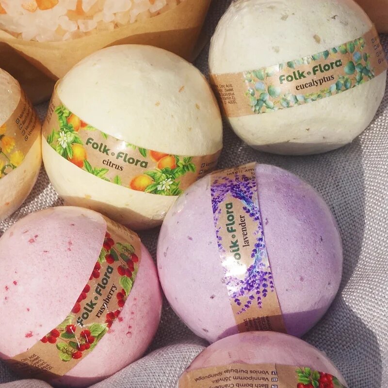 Folk & Flora Citrus koupelová bomba s osvěžujícím účinkem 130 g