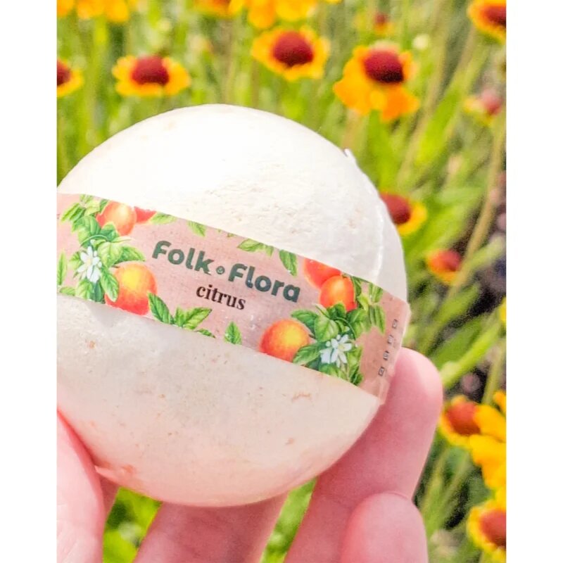 Folk & Flora Citrus koupelová bomba s osvěžujícím účinkem 130 g