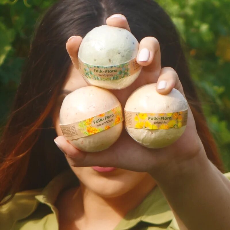 Folk & Flora Eucalyptus koupelová bomba se zklidňujícím účinkem 130 g