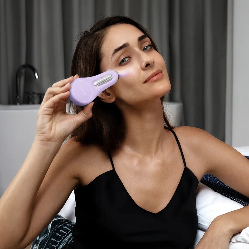 FOREO BEAR™ 2 eyes & lips mikroproudový tonizační přístroj na oční okolí a rty Lavender 1 ks