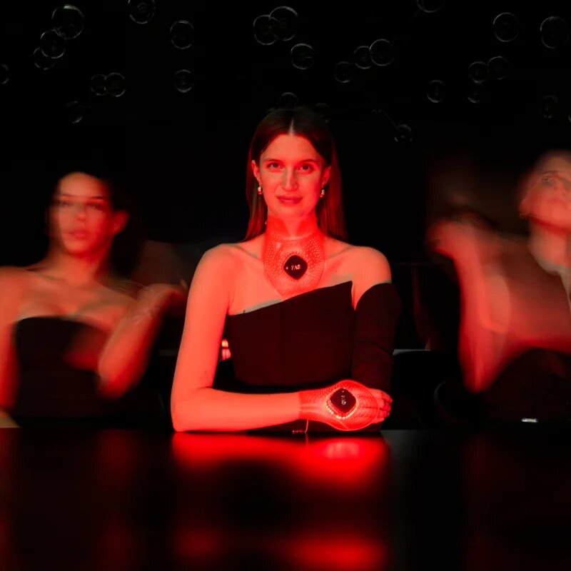 FOREO FAQ™ 211 LED maska na krk a dekolt proti stárnutí pokožky 1 ks