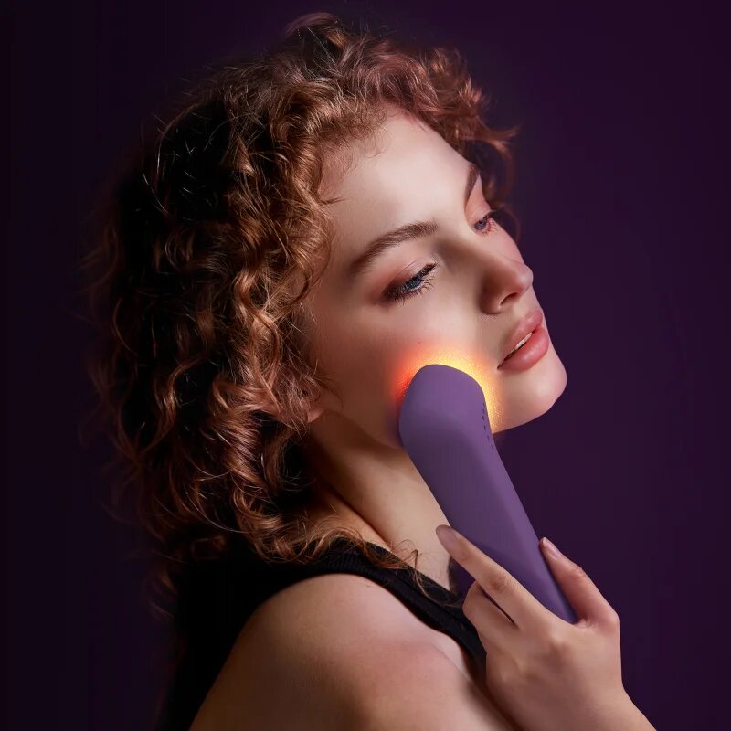 FOREO FAQ™ 501 přístroj pro revitalizaci a omlazení pleti s červeným LED světlem 1 ks