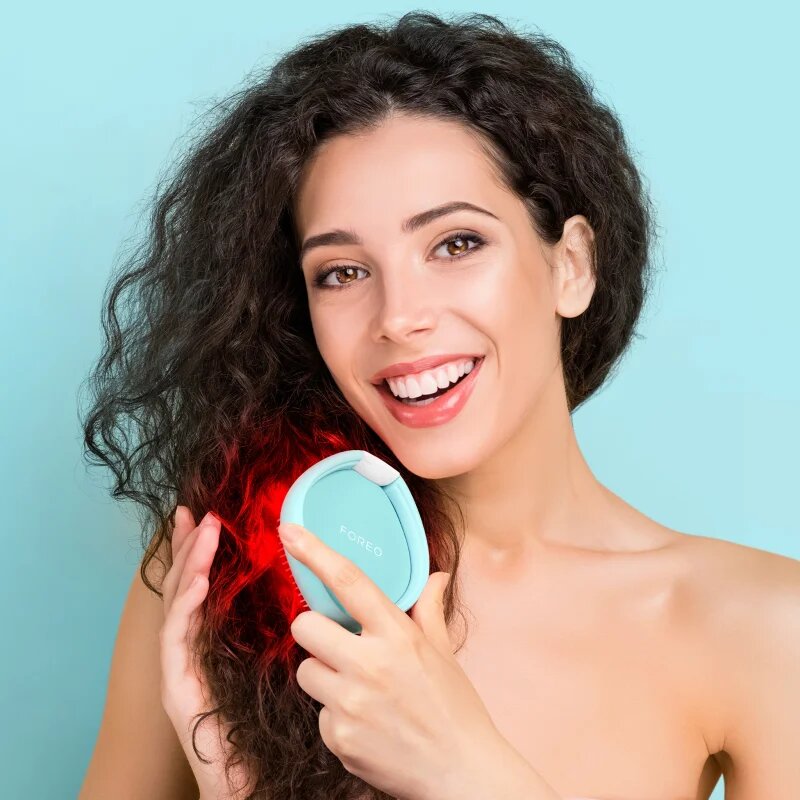FOREO FLIP™ Play Advanced 3-in-1 hřeben na vlasy s LED podsvícením Ice Ice Baby 1 ks