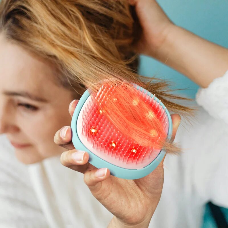 FOREO FLIP™ Play Advanced 3-in-1 hřeben na vlasy s LED podsvícením Ice Ice Baby 1 ks