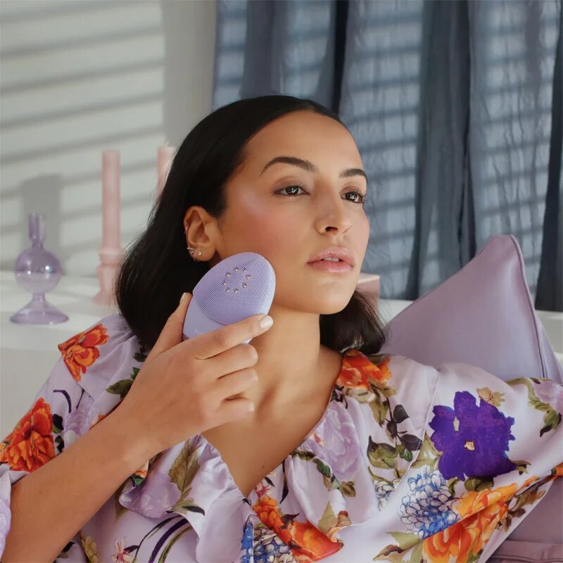 FOREO LUNA™ 3 Plus čisticí sonický přístroj s termo funkcí a zpevňující masáží citlivá pleť 1 ks