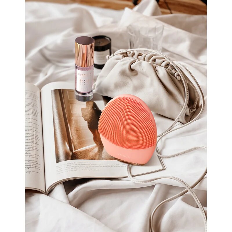 FOREO LUNA™4 masážní přístroj na čištění a zpevnění obličeje normální pleť