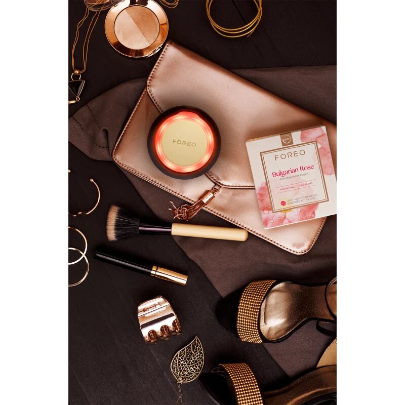 FOREO UFO™ 2 sonický přístroj pro urychlení účinků pleťové masky Black 1 ks