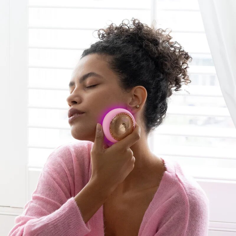 FOREO UFO™ 3 5-in-1 sonický přístroj pro urychlení účinků pleťové masky Pearl Pink 1 ks
