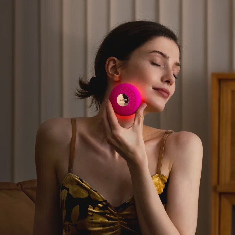 FOREO UFO™ 3 LED sonický přístroj pro urychlení účinků pleťové masky s LED a NIR světlem 1 ks