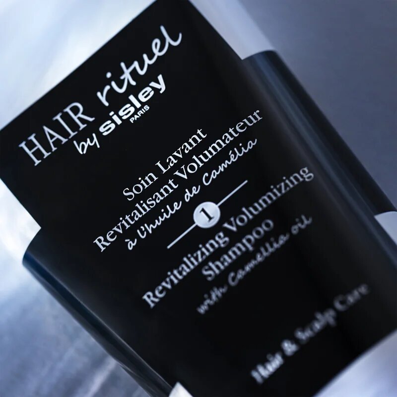 Hair Rituel by Sisley Revitalizing Volumizing Shampoo with Camellia oil šampon pro objem jemných vlasů bez obsahu sulfátů 500 ml