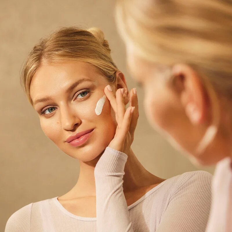 Health Labs Care Glow On SPF 50+ with Melanin denní krém SPF 50+ 50 ml