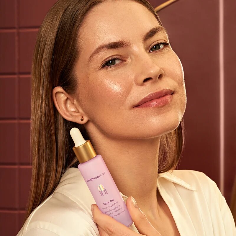 Health Labs Care Slow On vyhlazující sérum pro hydrataci a rozjasnění pleti s peptidy 30 ml