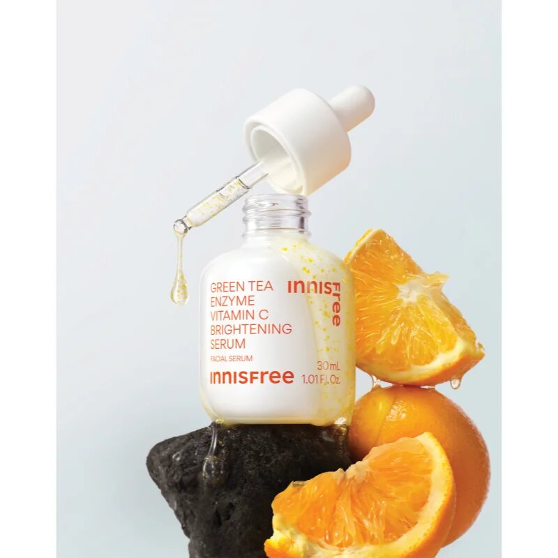 innisfree Green Tea Enzyme Vitamin C Brightening Serum rozjasňující sérum s vitaminem C pro sjednocení barevného tónu pleti 30 ml
