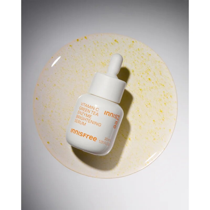 innisfree Green Tea Enzyme Vitamin C Brightening Serum rozjasňující sérum s vitaminem C pro sjednocení barevného tónu pleti 30 ml