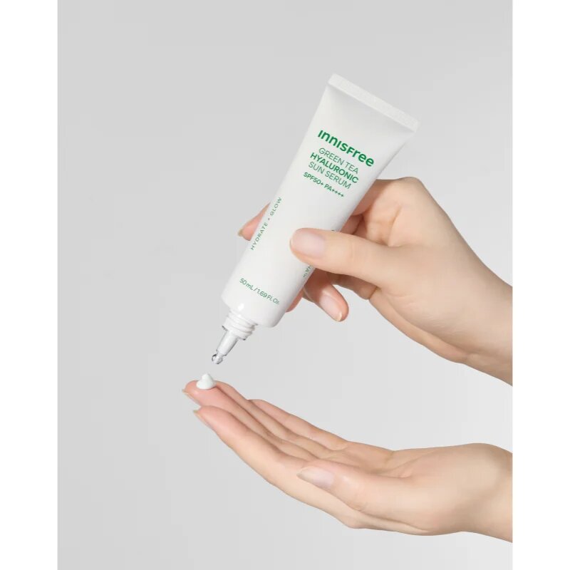 innisfree Green Tea Hyaluronic Sun Serum hydratační ochranný fluid se zklidňujícím účinkem SPF 50+ 50 ml
