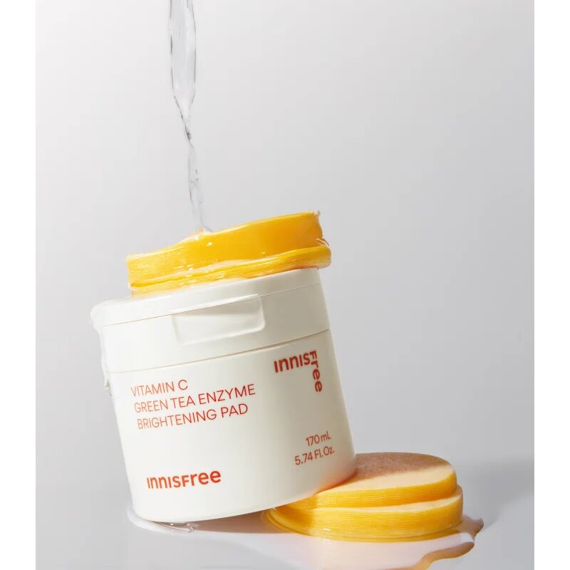 innisfree Green Tea Vitamin C Brightening Toner Pads tonizační polštářky pro rozjasnění a hydrataci 60 ks