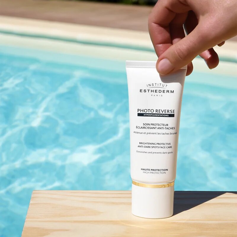 Institut Esthederm Photo Reverse Brightening Protective Anti-Dark Spots Face Care rozjasňující ochranná péče proti pigmentovým skvrnám s vysokou UV oc