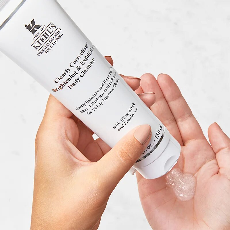 Kiehl's Dermatologist Solutions Clearly Corrective Brightening & Exfoliating Daily Cleanser rozjasňující čisticí gel pro všechny typy pleti včetně cit