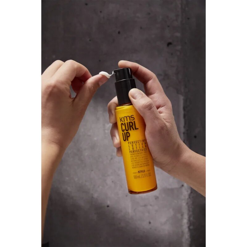 KMS Curl Up Perfecting Lotion stylingové mléko pro vlnité a kudrnaté vlasy 100 ml