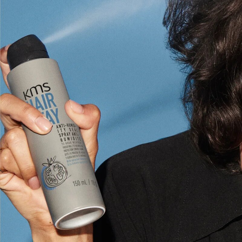 KMS Hair Stay Anti-Humidity Seal sprej na vlasy pro přirozenou fixaci a lesk vlasů 150 ml