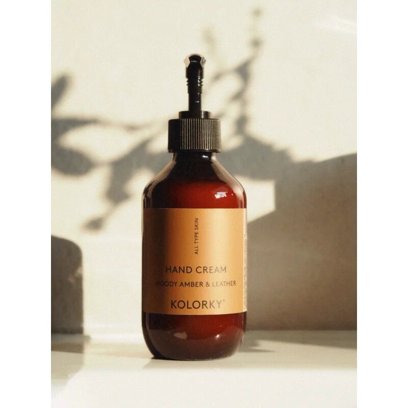 Kolorky Hand Cream krém na ruce Woody Amber & Leather 270 ml