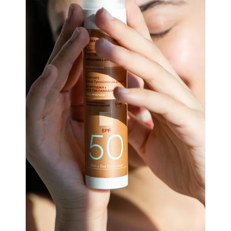 Korres Red Grape Tinted Daily Sunscreen tónovací opalovací krém pro sjednocení barevného tónu pleti SPF 50 50 ml