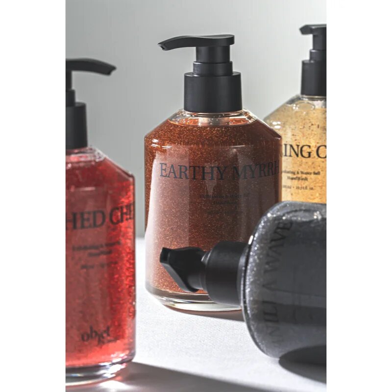 KUNDAL Objet Exfoliating & Waterfull Hand Wash pečující tekuté mýdlo na ruce s exfoliačním účinkem s vůní Earthy Myrrh 380 ml
