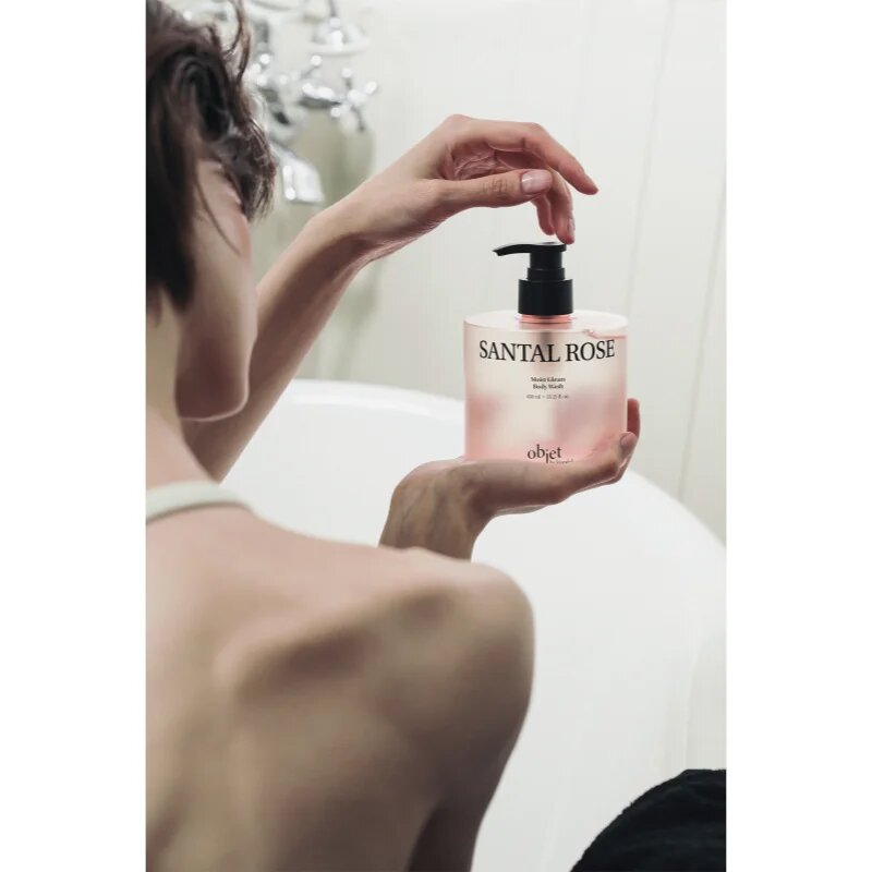 KUNDAL Objet Moist Gleam Body Wash parfémovaný sprchový gel pro intenzivní hydrataci s vůní Santal Rose 450 ml