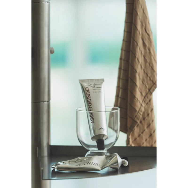 KUNDAL Objet Silky & Buttery Hand Cream intenzivně hydratační krém na ruce s vůní Crushed Cherry 50 ml