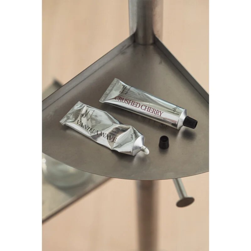 KUNDAL Objet Silky & Buttery Hand Cream intenzivně hydratační krém na ruce s vůní Crushed Cherry 50 ml