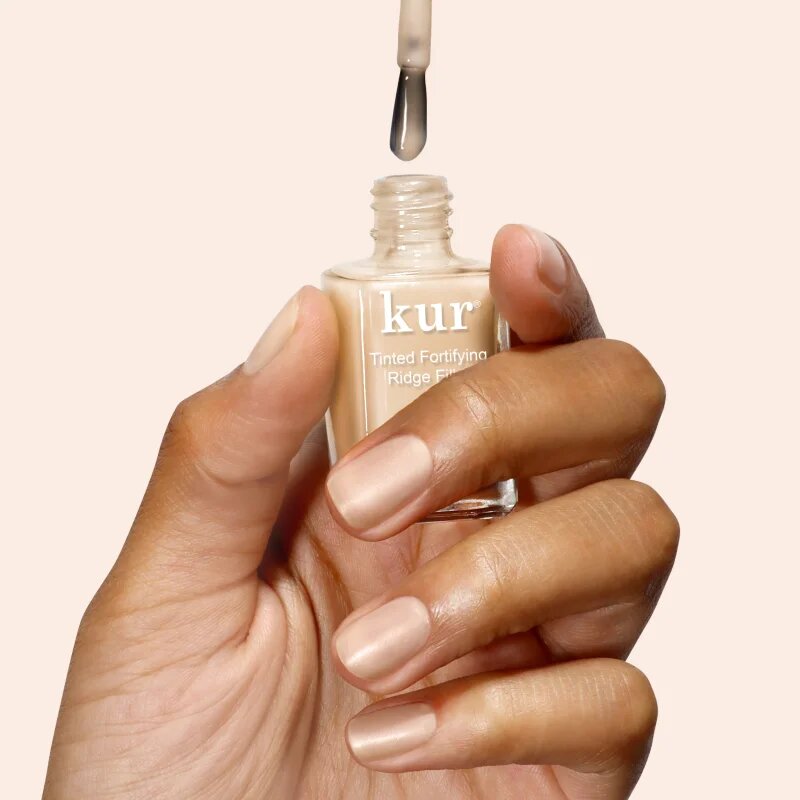 LONDONTOWN Kur Tinted Fortifying Ridge Filler vyhlazující podkladový lak na nehty pro suché a křehké nehty odstín Apricot Beige 12 ml