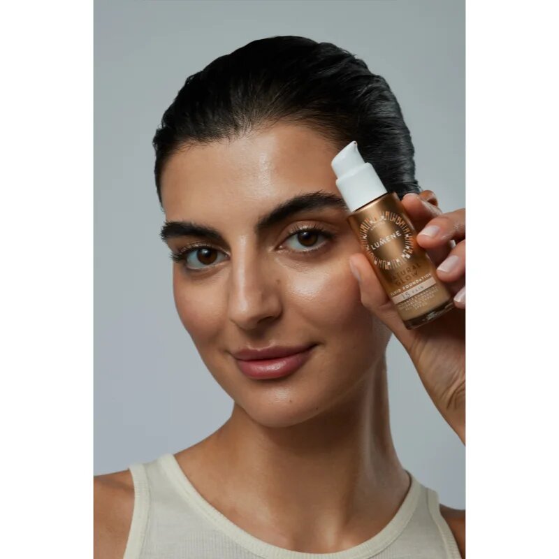 Lumene Natural Glow rozjasňující make-up pro přirozený vzhled SPF 20 odstín 5 Deep Tan (Warm) 30 ml