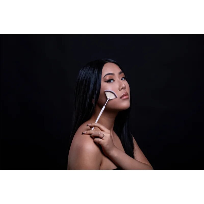 Luvia Cosmetics Elegance Fan Brush vějířový štětec 211 1 ks