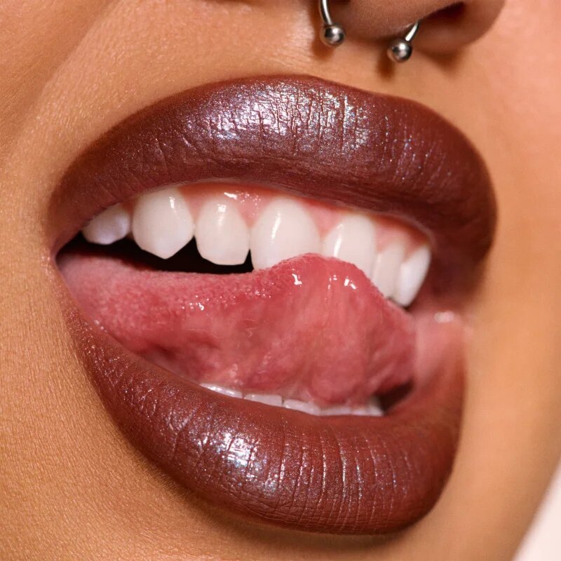 MAC Cosmetics Dazzlelips Crayon třpytivá rtěnka v tužce odstín Cosmic Plum 1.5 g