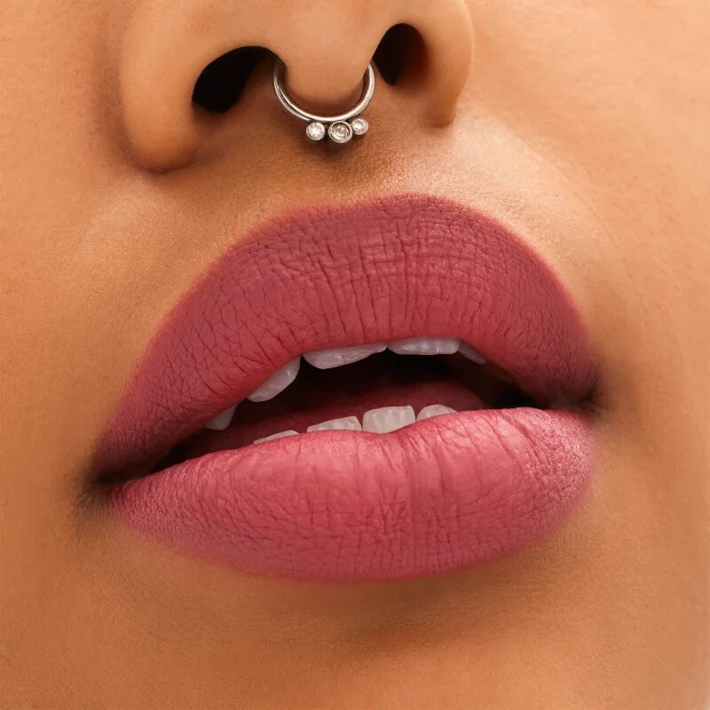 MAC Cosmetics Locked Kiss 24h Lipstick dlouhotrvající rtěnka s matným efektem odstín Connoisseur 18 g