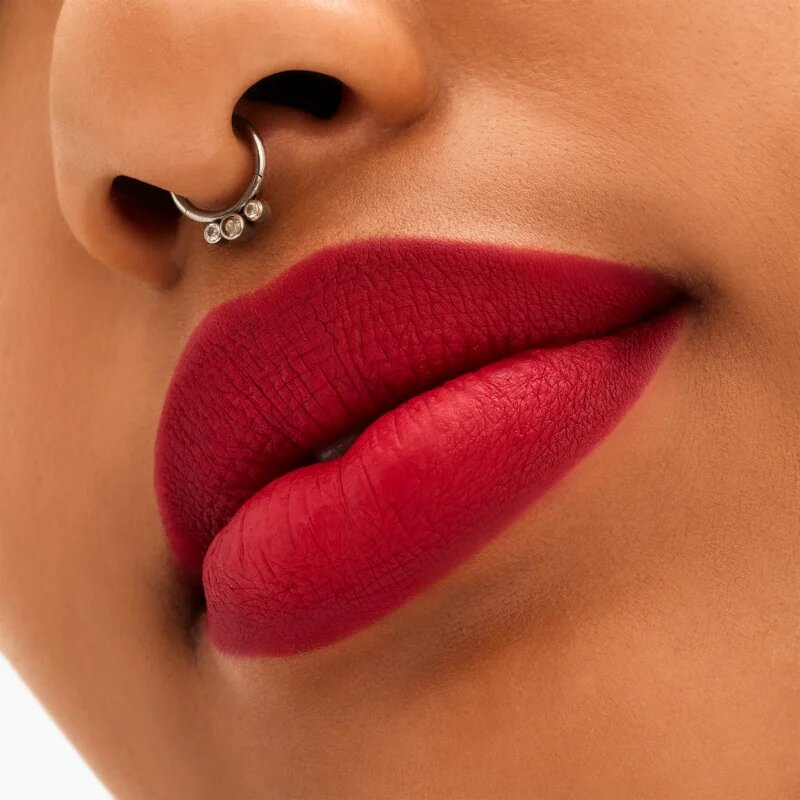MAC Cosmetics Locked Kiss 24h Lipstick dlouhotrvající rtěnka s matným efektem odstín Ruby True 18 g